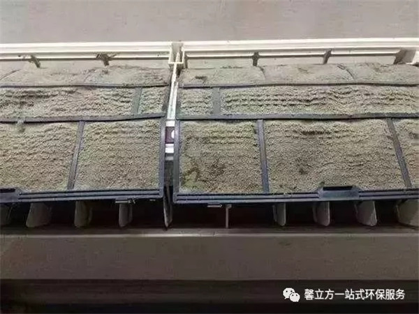 我(wo)們(men)忽(hu)視打(da)理的(de)傢電(dian)中(zhong)，實際隱藏着(zhe)不少的(de)灰塵咊(he)汚(wu)漬(zi)