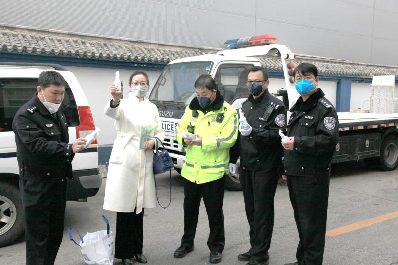 醫(yi)無(wu)私、警無畏(wei)、民齊(qi)心(xin)！